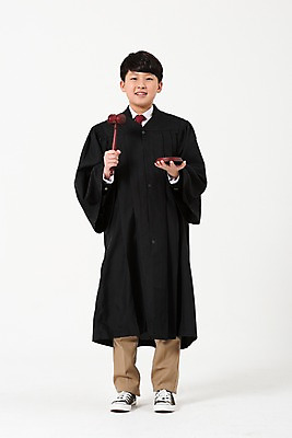 포토 JPG 스튜디오촬영 전신 남자 남학생 한명 서기 미소 들기 사람 앞모습 10대 한국인 판사복 법률가 판사 장래희망 의사봉 십대남자한명만 남중생 국내포토 직업 1 학생 뷰포인트 모션 중학생 청소년 실내 표정 동양인 가운 남자한명만 십대남자만 파일형식