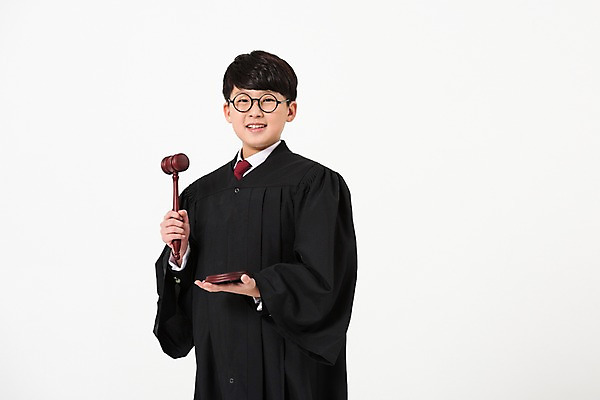 포토 JPG 스튜디오촬영 남자 남학생 한명 서기 미소 들기 사람 상반신 앞모습 10대 한국인 판사복 법률가 판사 장래희망 의사봉 십대남자한명만 안경낌 남중생 국내포토 직업 1 학생 안경 뷰포인트 모션 중학생 청소년 실내 표정 동양인 가운 남자한명만 십대남자만 파일형식