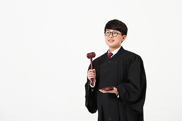 포토 JPG 스튜디오촬영 응시 남자 남학생 한명 서기 들기 사람 상반신 앞모습 10대 한국인 판사복 법률가 판사 장래희망 의사봉 십대남자한명만 안경낌 남중생 국내포토 직업 1 학생 시선 안경 뷰포인트 모션 중학생 청소년 실내 동양인 가운 남자한명만 십대남자만 파일형식