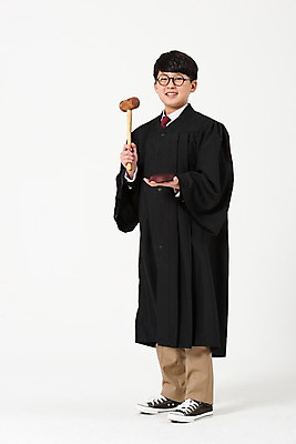 포토 JPG 스튜디오촬영 전신 남자 남학생 한명 서기 미소 들기 사람 옆모습 10대 한국인 판사복 법률가 판사 장래희망 의사봉 십대남자한명만 남중생 국내포토 직업 1 학생 뷰포인트 모션 중학생 청소년 실내 표정 동양인 가운 남자한명만 십대남자만 파일형식