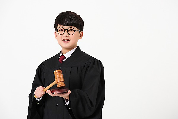 포토 JPG 스튜디오촬영 남자 남학생 한명 서기 미소 들기 사람 상반신 앞모습 10대 한국인 판사복 법률가 판사 장래희망 의사봉 십대남자한명만 안경낌 남중생 국내포토 직업 1 학생 안경 뷰포인트 모션 중학생 청소년 실내 표정 동양인 가운 남자한명만 십대남자만 파일형식