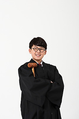 포토 JPG 스튜디오촬영 남자 남학생 한명 서기 미소 사람 상반신 앞모습 10대 팔짱 한국인 판사복 법률가 판사 장래희망 의사봉 십대남자한명만 안경낌 남중생 국내포토 직업 1 학생 안경 뷰포인트 모션 중학생 청소년 실내 표정 동양인 가운 남자한명만 십대남자만 파일형식