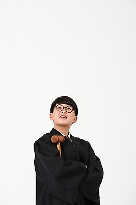 포토 JPG 스튜디오촬영 응시 남자 남학생 한명 서기 미소 사람 상반신 앞모습 10대 팔짱 한국인 올려보기 판사복 법률가 판사 장래희망 의사봉 십대남자한명만 안경낌 남중생 국내포토 직업 1 학생 시선 안경 뷰포인트 모션 중학생 청소년 실내 표정 동양인 가운 남자한명만 십대남자만 파일형식