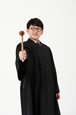 포토 JPG 스튜디오촬영 남자 남학생 한명 서기 미소 들기 사람 상반신 앞모습 10대 한국인 판사복 법률가 판사 장래희망 의사봉 십대남자한명만 안경낌 남중생 국내포토 직업 1 학생 안경 뷰포인트 모션 중학생 청소년 실내 표정 동양인 가운 남자한명만 십대남자만 파일형식