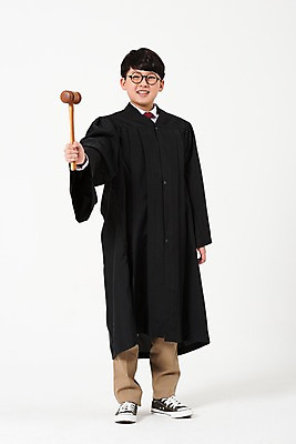 포토 JPG 스튜디오촬영 전신 남자 남학생 한명 서기 미소 들기 사람 앞모습 10대 한국인 판사복 법률가 판사 장래희망 의사봉 십대남자한명만 안경낌 남중생 국내포토 직업 1 학생 안경 뷰포인트 모션 중학생 청소년 실내 표정 동양인 가운 남자한명만 십대남자만 파일형식