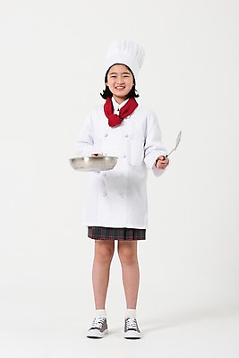 포토 JPG 스튜디오촬영 전신 여학생 여자 주방용품 요리사모자 한명 서기 미소 들기 사람 앞모습 10대 요리사 한국인 프라이팬 조리복 여중생 장래희망 뒤집개 십대여자한명만 국내포토 직업 모자_잡화 1 학생 뷰포인트 생활용품 유니폼 모션 중학생 청소년 실내 표정 동양인 여자한명만 십대여자만 파일형식