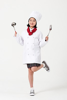 포토 JPG 스튜디오촬영 전신 여학생 여자 주방용품 요리사모자 한명 서기 미소 들기 사람 앞모습 10대 요리사 한국인 조리복 국자 여중생 장래희망 뒤집개 다리들기 십대여자한명만 국내포토 직업 모자_잡화 1 학생 뷰포인트 생활용품 유니폼 모션 중학생 청소년 실내 표정 동양인 여자한명만 십대여자만 파일형식