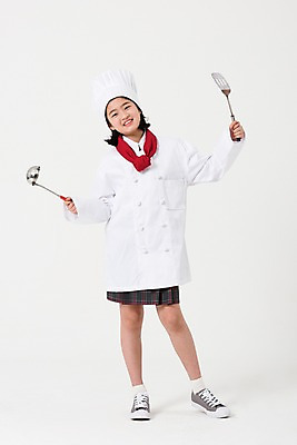 포토 JPG 스튜디오촬영 전신 여학생 여자 주방용품 요리사모자 한명 서기 미소 들기 사람 앞모습 10대 요리사 한국인 조리복 국자 여중생 장래희망 뒤집개 십대여자한명만 국내포토 직업 모자_잡화 1 학생 뷰포인트 생활용품 유니폼 모션 중학생 청소년 실내 표정 동양인 여자한명만 십대여자만 파일형식