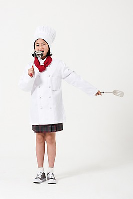 포토 JPG 스튜디오촬영 전신 여학생 여자 주방용품 요리사모자 한명 서기 미소 들기 사람 앞모습 10대 요리사 한국인 조리복 국자 여중생 장래희망 뒤집개 십대여자한명만 국내포토 직업 모자_잡화 1 학생 뷰포인트 생활용품 유니폼 모션 중학생 청소년 실내 표정 동양인 여자한명만 십대여자만 파일형식