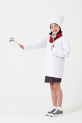포토 JPG 스튜디오촬영 전신 여학생 여자 주방용품 요리사모자 한명 서기 미소 들기 사람 앞모습 10대 요리사 한국인 조리복 국자 여중생 장래희망 뒤집개 십대여자한명만 국내포토 직업 모자_잡화 1 학생 뷰포인트 생활용품 유니폼 모션 중학생 청소년 실내 표정 동양인 여자한명만 십대여자만 파일형식