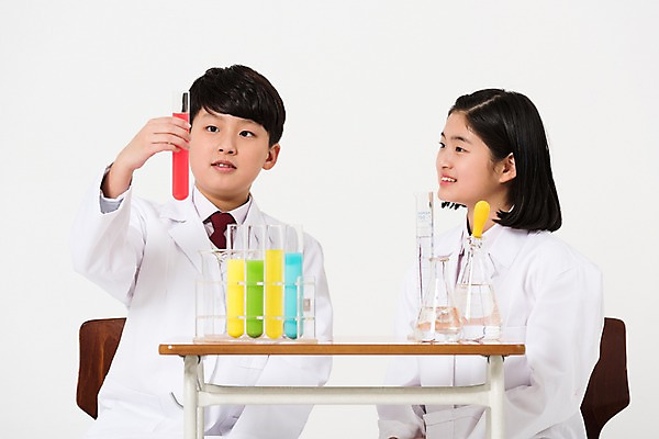 포토 JPG 스튜디오촬영 응시 여학생 여자 남자 남학생 실험기구 실험 미소 들기 사람 앉기 상반신 두명 앞모습 10대 친구 한국인 관찰 실험복 연구원 스포이트 과학자 책상 여중생 비커 장래희망 시약 십대만 남중생 국내포토 직업 학생 시선 뷰포인트 과학 가구 관계 모션 중학생 청소년 실내 표정 동양인 약 가운 피펫 학자 파일형식