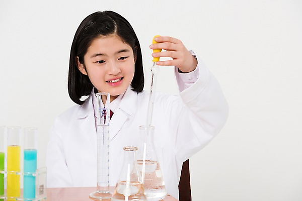 포토 JPG 스튜디오촬영 응시 여학생 여자 실험기구 실험 한명 미소 들기 사람 앉기 상반신 앞모습 10대 한국인 관찰 실험복 연구원 스포이트 과학자 책상 여중생 장래희망 시약 십대여자한명만 국내포토 직업 1 학생 시선 뷰포인트 과학 가구 모션 중학생 청소년 실내 표정 동양인 약 가운 피펫 학자 여자한명만 십대여자만 파일형식