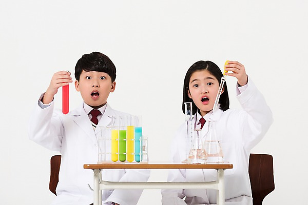 포토 JPG 스튜디오촬영 응시 여학생 여자 남자 남학생 실험기구 실험 사람 앉기 상반신 두명 앞모습 10대 친구 놀람 한국인 관찰 실험복 연구원 스포이트 과학자 책상 여중생 장래희망 십대만 남중생 국내포토 직업 학생 시선 감정 뷰포인트 과학 가구 관계 모션 중학생 청소년 실내 표정 동양인 가운 피펫 학자 파일형식