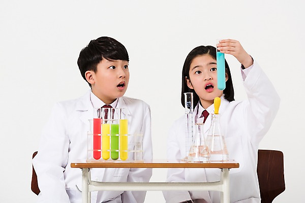 포토 JPG 스튜디오촬영 응시 여학생 여자 남자 남학생 실험기구 실험 들기 사람 앉기 상반신 두명 앞모습 10대 친구 놀람 한국인 관찰 실험복 연구원 과학자 책상 여중생 장래희망 시약 십대만 남중생 국내포토 직업 학생 시선 감정 뷰포인트 과학 가구 관계 모션 중학생 청소년 실내 표정 동양인 약 가운 학자 파일형식