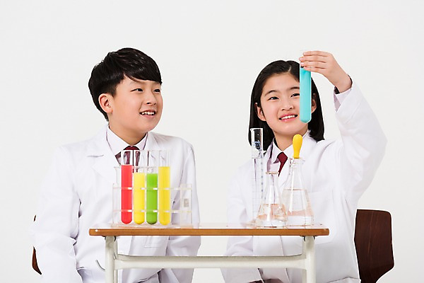 포토 JPG 스튜디오촬영 응시 여학생 여자 남자 남학생 실험기구 실험 미소 들기 사람 앉기 상반신 두명 앞모습 10대 친구 한국인 관찰 실험복 연구원 스포이트 과학자 책상 여중생 장래희망 시약 십대만 남중생 국내포토 직업 학생 시선 뷰포인트 과학 가구 관계 모션 중학생 청소년 실내 표정 동양인 약 가운 피펫 학자 파일형식