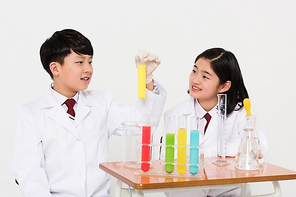 포토 JPG 스튜디오촬영 응시 여학생 여자 남자 남학생 실험기구 실험 미소 들기 사람 앉기 상반신 두명 앞모습 10대 친구 한국인 관찰 실험복 연구원 스포이트 과학자 책상 시험관 여중생 장래희망 시약 십대만 남중생 국내포토 직업 학생 시선 뷰포인트 과학 가구 관계 모션 중학생 청소년 실내 표정 동양인 약 가운 피펫 학자 파일형식