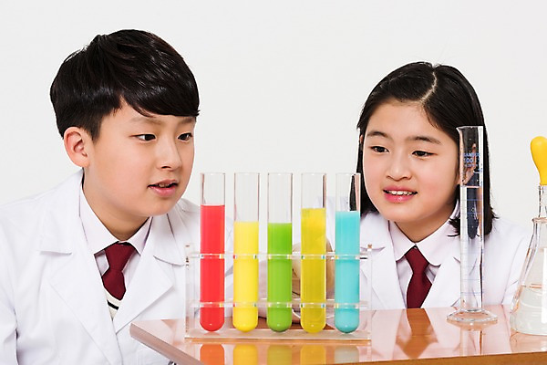 포토 JPG 스튜디오촬영 응시 여학생 여자 남자 남학생 실험기구 실험 사람 앉기 상반신 두명 앞모습 10대 친구 한국인 실험복 연구원 과학자 책상 여중생 장래희망 시약 십대만 남중생 국내포토 직업 학생 시선 뷰포인트 과학 가구 관계 모션 중학생 청소년 실내 동양인 약 가운 학자 파일형식