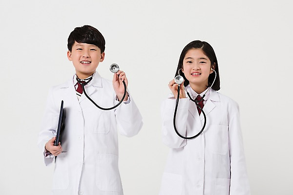 포토 JPG 스튜디오촬영 여학생 여자 남자 남학생 청진기 서기 미소 들기 사람 상반신 두명 앞모습 10대 친구 한국인 의사 의사가운 여중생 문서 장래희망 서류판 십대만 남중생 국내포토 학생 뷰포인트 관계 의료기기 모션 중학생 청소년 실내 표정 동양인 사무용품 의료진 가운 파일형식