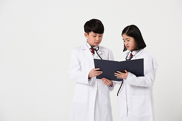 포토 JPG 스튜디오촬영 응시 여학생 여자 남자 남학생 청진기 서기 들기 사람 상반신 두명 앞모습 10대 친구 한국인 의사 의사가운 여중생 문서 장래희망 서류판 십대만 남중생 국내포토 학생 시선 뷰포인트 관계 의료기기 모션 중학생 청소년 실내 동양인 사무용품 의료진 가운 파일형식