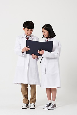 포토 JPG 스튜디오촬영 전신 응시 여학생 여자 남자 남학생 청진기 서기 들기 사람 두명 앞모습 10대 친구 한국인 의사 의사가운 여중생 문서 장래희망 서류판 십대만 남중생 국내포토 학생 시선 뷰포인트 관계 의료기기 모션 중학생 청소년 실내 동양인 사무용품 의료진 가운 파일형식