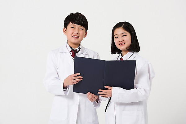 포토 JPG 스튜디오촬영 여학생 여자 남자 남학생 청진기 서기 미소 들기 사람 상반신 두명 앞모습 10대 친구 한국인 의사 의사가운 여중생 문서 장래희망 서류판 십대만 남중생 국내포토 학생 뷰포인트 관계 의료기기 모션 중학생 청소년 실내 표정 동양인 사무용품 의료진 가운 파일형식
