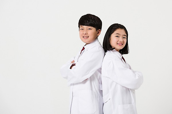 포토 JPG 스튜디오촬영 응시 여학생 여자 남자 남학생 서기 미소 사람 상반신 두명 옆모습 10대 친구 팔짱 한국인 의사 등맞대기 의사가운 여중생 장래희망 십대만 남중생 국내포토 학생 시선 뷰포인트 관계 모션 중학생 청소년 실내 표정 동양인 의료진 가운 파일형식