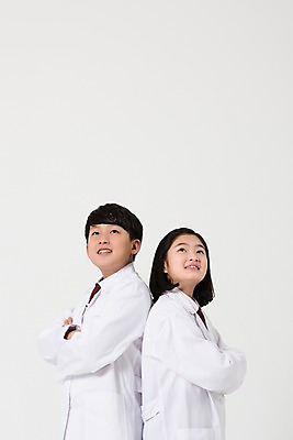 포토 JPG 스튜디오촬영 응시 여학생 여자 남자 남학생 서기 사람 상반신 두명 옆모습 10대 친구 팔짱 한국인 의사 올려보기 등맞대기 의사가운 여중생 장래희망 십대만 남중생 국내포토 학생 시선 뷰포인트 관계 모션 중학생 청소년 실내 동양인 의료진 가운 파일형식