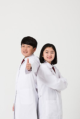 포토 JPG 스튜디오촬영 여학생 여자 남자 남학생 서기 미소 사람 손짓 상반신 두명 옆모습 10대 친구 팔짱 한국인 의사 등맞대기 최고 의사가운 여중생 장래희망 십대만 남중생 국내포토 학생 뷰포인트 관계 모션 중학생 청소년 실내 표정 동양인 의료진 가운 파일형식