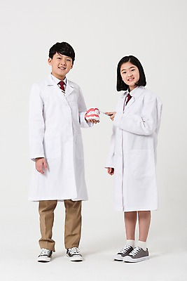 포토 JPG 스튜디오촬영 전신 여학생 여자 남자 남학생 서기 들기 사람 두명 앞모습 10대 친구 한국인 양치 의사가운 칫솔 여중생 치과의사 장래희망 치아모형 십대만 남중생 국내포토 학생 뷰포인트 관계 모션 중학생 청소년 실내 동양인 위생용품 청결 의사 가운 치아 파일형식