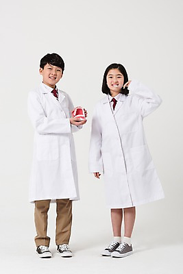 포토 JPG 스튜디오촬영 전신 여학생 여자 남자 남학생 서기 미소 들기 사람 두명 앞모습 10대 친구 한국인 양치 의사가운 칫솔 여중생 치과의사 장래희망 치아모형 십대만 남중생 국내포토 학생 뷰포인트 관계 모션 중학생 청소년 실내 표정 동양인 위생용품 청결 의사 가운 치아 파일형식