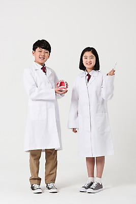 포토 JPG 스튜디오촬영 전신 여학생 여자 남자 남학생 서기 미소 들기 사람 두명 앞모습 10대 친구 한국인 의사가운 칫솔 여중생 치과의사 장래희망 치아모형 십대만 남중생 국내포토 학생 뷰포인트 관계 모션 중학생 청소년 실내 표정 동양인 위생용품 의사 가운 치아 파일형식