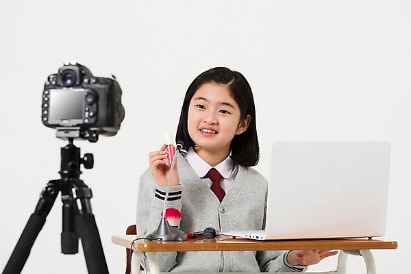 포토 JPG 스튜디오촬영 학생 여학생 여자 교복 안내 한명 사람 상반신 앞모습 10대 노트북 뷰티 카메라 화장품 한국인 붓 책상 마이크 여중생 방송 장래희망 틴트 십대여자한명만 인터넷방송 크리에이터 뷰티크리에이터 국내포토 직업 1 옷 뷰포인트 음향기기 가구 중학생 청소년 실내 동양인 전자제품 여자한명만 십대여자만 파일형식 1인미디어