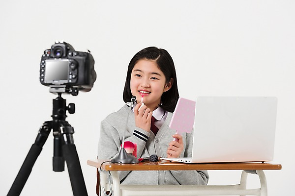 포토 JPG 스튜디오촬영 학생 여학생 여자 교복 한명 사람 상반신 앞모습 10대 노트북 뷰티 카메라 화장품 한국인 붓 책상 마이크 여중생 바르기 손거울 방송 장래희망 틴트 십대여자한명만 인터넷방송 크리에이터 뷰티크리에이터 국내포토 직업 1 옷 뷰포인트 음향기기 가구 모션 중학생 청소년 실내 동양인 전자제품 거울 여자한명만 십대여자만 파일형식 1인미디어