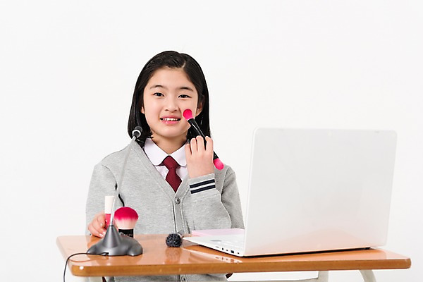 포토 JPG 스튜디오촬영 학생 여학생 여자 교복 한명 사람 상반신 앞모습 10대 노트북 뷰티 화장품 한국인 붓 책상 마이크 여중생 방송 장래희망 틴트 십대여자한명만 인터넷방송 크리에이터 뷰티크리에이터 국내포토 직업 1 옷 뷰포인트 음향기기 가구 중학생 청소년 실내 동양인 전자제품 여자한명만 십대여자만 파일형식 1인미디어