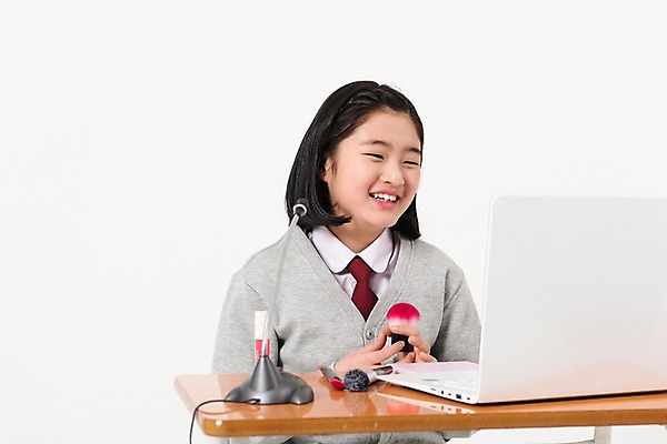 포토 JPG 스튜디오촬영 학생 여학생 여자 교복 한명 사람 상반신 앞모습 10대 노트북 뷰티 화장품 한국인 붓 책상 마이크 여중생 방송 장래희망 틴트 십대여자한명만 인터넷방송 크리에이터 뷰티크리에이터 국내포토 직업 1 옷 뷰포인트 음향기기 가구 중학생 청소년 실내 동양인 전자제품 여자한명만 십대여자만 파일형식 1인미디어