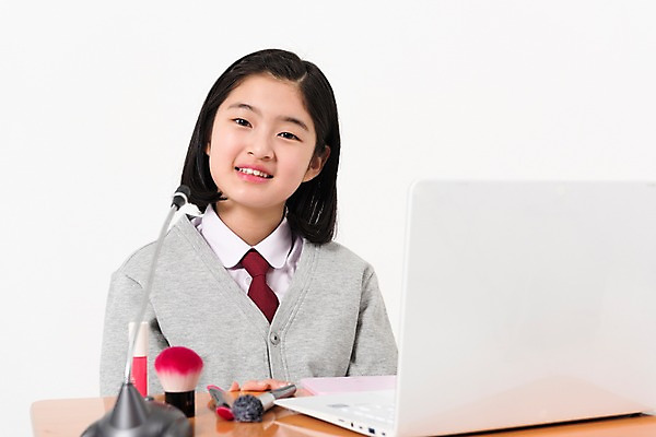 포토 JPG 스튜디오촬영 학생 여학생 여자 교복 한명 미소 사람 상반신 앞모습 10대 노트북 뷰티 화장품 한국인 붓 책상 마이크 여중생 방송 장래희망 틴트 십대여자한명만 인터넷방송 크리에이터 뷰티크리에이터 국내포토 직업 1 옷 뷰포인트 음향기기 가구 중학생 청소년 실내 표정 동양인 전자제품 여자한명만 십대여자만 파일형식 1인미디어