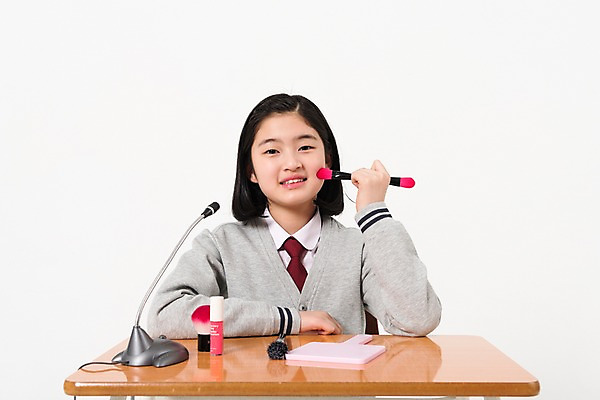 포토 JPG 스튜디오촬영 학생 여학생 여자 교복 한명 미소 사람 상반신 앞모습 10대 뷰티 화장품 한국인 붓 책상 마이크 여중생 손거울 방송 장래희망 틴트 십대여자한명만 인터넷방송 크리에이터 뷰티크리에이터 국내포토 직업 1 옷 뷰포인트 음향기기 가구 중학생 청소년 실내 표정 동양인 거울 여자한명만 십대여자만 파일형식 1인미디어