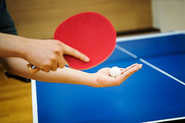 포토 JPG 손 남자 실내 한명 사람 성인 신체부위 양손 탁구채 네트 탁구 탁구공 탁구대 국내포토 1 스포츠 공 내부 구기 라켓 탁구용품 파일형식