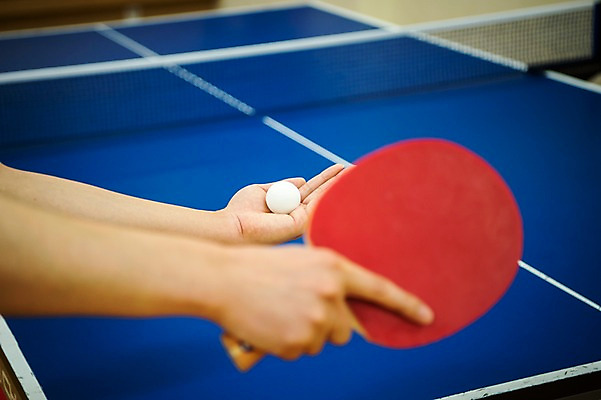 포토 JPG 손 남자 실내 한명 사람 성인 신체부위 양손 탁구채 네트 탁구 탁구공 탁구대 국내포토 1 스포츠 공 내부 구기 라켓 탁구용품 파일형식