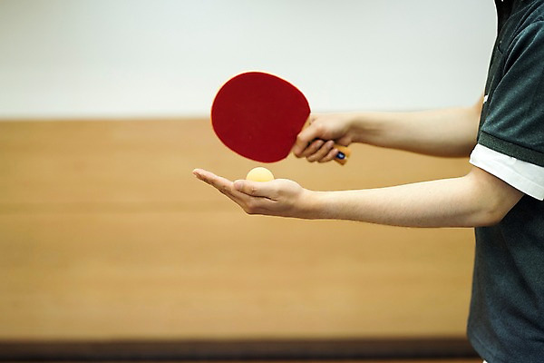 포토 JPG 손 남자 실내 한명 사람 상반신 성인 신체부위 양손 탁구채 탁구 탁구공 국내포토 1 공 내부 구기 라켓 탁구용품 파일형식