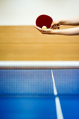 포토 JPG 손 실내 한명 사람 성인 신체부위 양손 탁구채 네트 탁구 탁구공 탁구대 국내포토 1 스포츠 공 내부 구기 라켓 탁구용품 파일형식