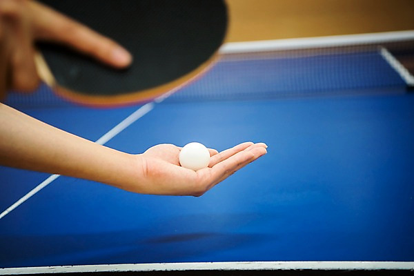 포토 JPG 손 남자 실내 한명 사람 성인 신체부위 양손 탁구채 네트 탁구 탁구공 탁구대 국내포토 1 스포츠 공 내부 구기 라켓 탁구용품 파일형식