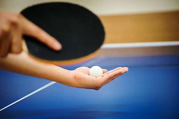 포토 JPG 손 남자 실내 한명 사람 성인 신체부위 양손 탁구채 네트 탁구 탁구공 탁구대 국내포토 1 스포츠 공 내부 구기 라켓 탁구용품 파일형식