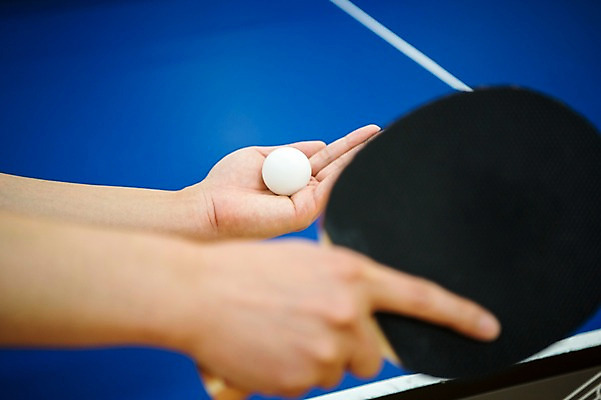 포토 JPG 손 실내 한명 사람 성인 신체부위 양손 탁구채 탁구 탁구공 탁구대 국내포토 1 공 내부 구기 라켓 탁구용품 파일형식