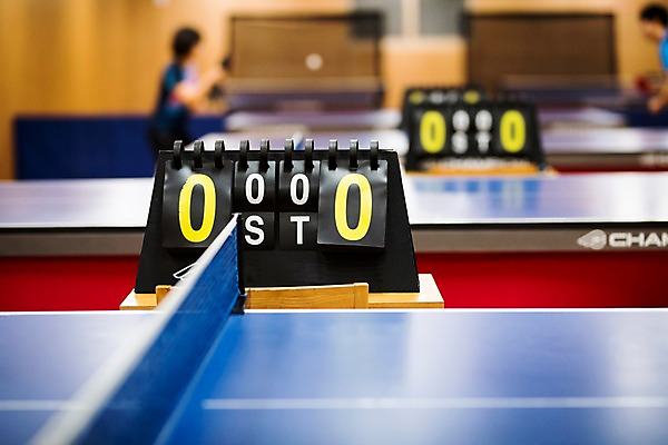 포토 JPG 여자 남자 실내 사람 상반신 성인 두명 아웃포커스 한국인 탁구채 탁구 탁구공 탁구대 점수판 탁구장 국내포토 공 스포츠시설 촬영기법 동양인 내부 구기 라켓 탁구용품 파일형식