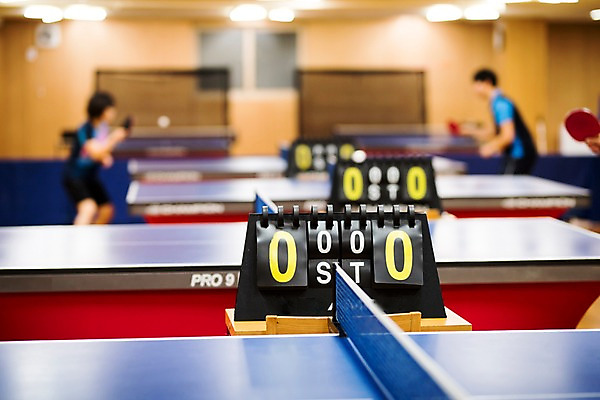 포토 JPG 여자 남자 전등 실내 사람 상반신 성인 두명 아웃포커스 한국인 네트 탁구 탁구공 탁구대 점수판 탁구장 국내포토 스포츠 공 스포츠시설 조명 촬영기법 동양인 내부 구기 탁구용품 파일형식