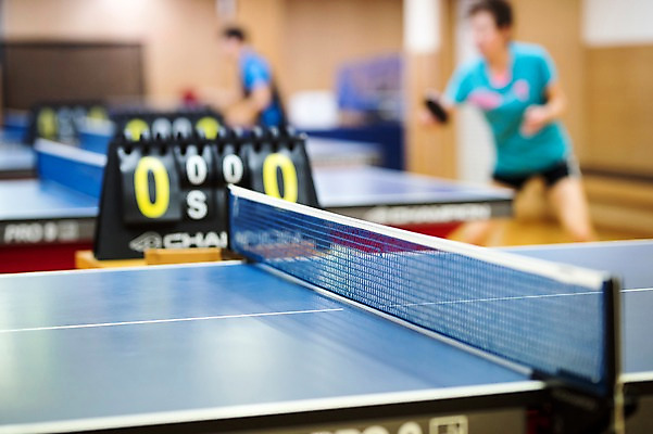 포토 JPG 전신 여자 남자 유니폼 실내 사람 성인 두명 아웃포커스 한국인 네트 탁구 탁구대 점수판 탁구장 국내포토 옷 스포츠 스포츠시설 촬영기법 동양인 내부 구기 탁구용품 파일형식