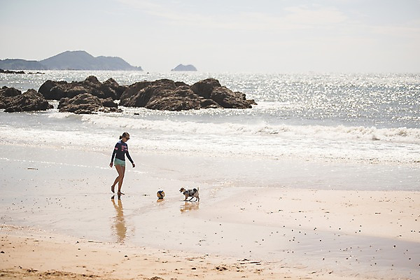 포토 JPG 주간 전신 구름 한마리 여자 바다 섬 한명 사람 20대 성인 해변 야외 옆모습 여름 여름휴가 바캉스 햇빛 반사 한국인 바위 강아지 배구공 태안 반려 성인여자한명만 딩펫족 펫팸족 국내포토 자연요소 1 라이프스타일 계절 스포츠용품 뷰포인트 공 휴가 동양인 청년 반려동물 태양 돌_바위 개 충청남도 배구 신조어 여자한명만 성인여자만 파일형식 여름_계절
