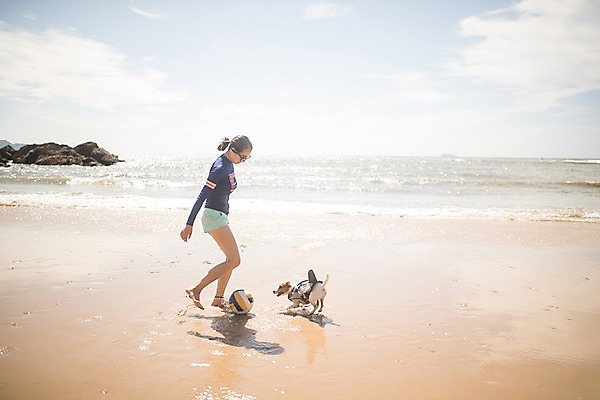 포토 JPG 주간 전신 구름 한마리 여자 바다 하늘 한명 사람 20대 성인 해변 야외 옆모습 여름 여름휴가 바캉스 햇빛 반사 한국인 바위 강아지 배구공 태안 공차기 반려 성인여자한명만 딩펫족 펫팸족 국내포토 자연요소 1 라이프스타일 계절 스포츠용품 뷰포인트 공 모션 휴가 동양인 청년 반려동물 태양 돌_바위 개 충청남도 배구 신조어 여자한명만 성인여자만 파일형식 여름_계절