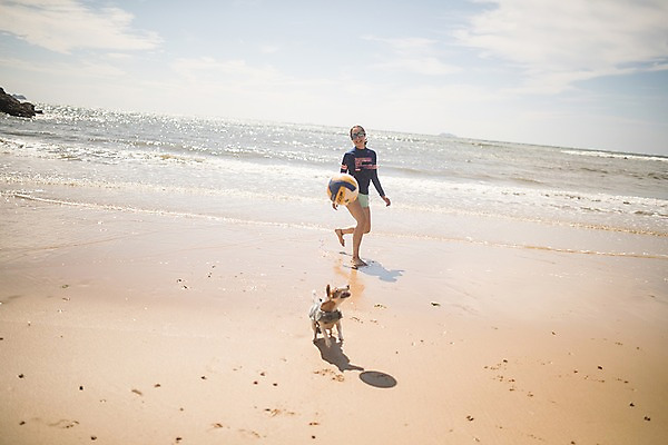 포토 JPG 주간 전신 구름 한마리 여자 바다 하늘 한명 사람 20대 성인 해변 야외 앞모습 여름 여름휴가 바캉스 한국인 강아지 배구공 태안 공차기 반려 성인여자한명만 딩펫족 펫팸족 국내포토 자연요소 1 라이프스타일 계절 스포츠용품 뷰포인트 공 모션 휴가 동양인 청년 반려동물 개 충청남도 배구 신조어 여자한명만 성인여자만 파일형식 여름_계절
